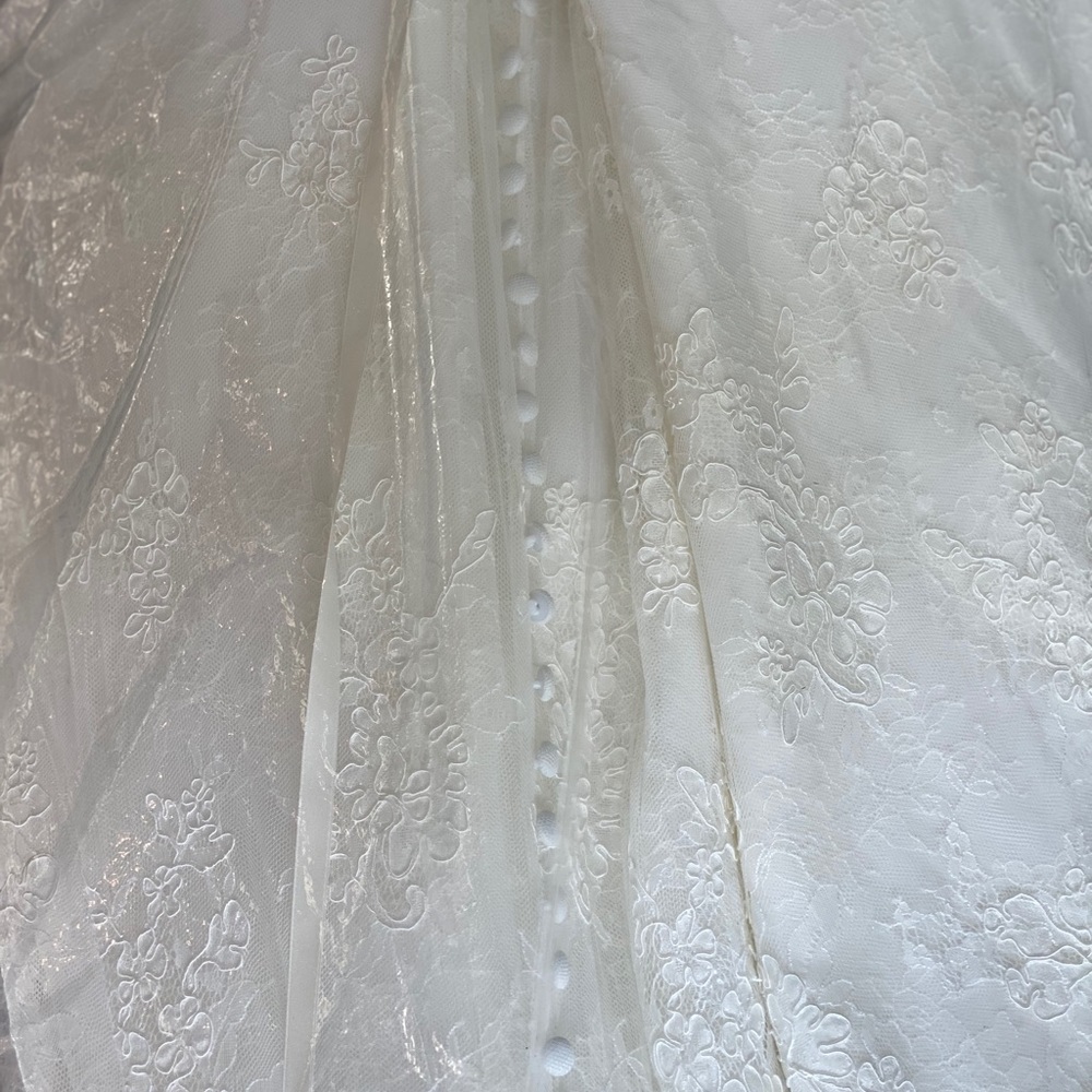 Monique Lhuiller Wedding Gown - Picture 7 of 9